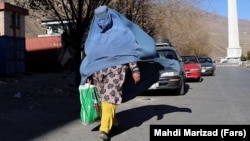 Афганська жінка йде по вулиці в Афганістану після приходу до влади талібів. 9 грудня 2021 року 
