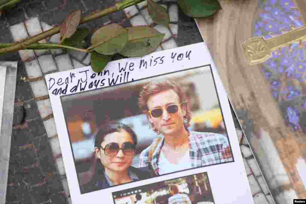 &nbsp;&bdquo;Hiányzol és mindig is hiányozni fogsz&rdquo; &ndash; áll ezen a John Lennont és feleségét ábrázoló fotón a Central Park Strawberry Fields részén