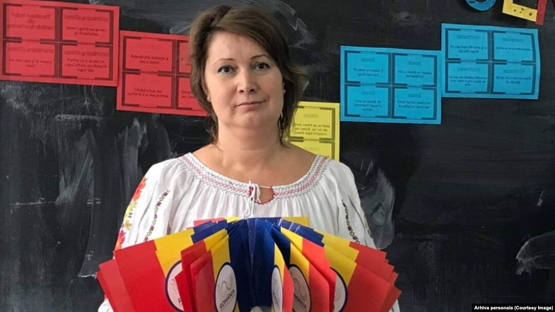 Profesoara Mirela Tanc predă la Școala Gimnazială „Oltea Doamna” din Oradea. A integrat tehnologia în metoda ei de predare cu mult timp înainte să înceapă pandemia. 