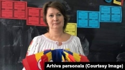 Profesoara Mirela Tanc predă la Școala Gimnazială „Oltea Doamna” din Oradea. A integrat tehnologia în metoda ei de predare cu mult timp înainte să înceapă pandemia. 