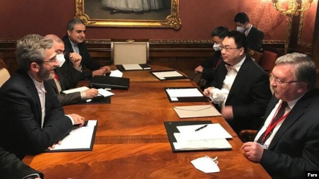 تصویر آرشیوی از دیدار نمایندگان روسیه و چین با هیات ایرانی حاضر در مذاکرات وین
