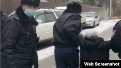 Полиция Қытай консулдығы алдында Шыңжаңда қамалған үш ұлын қайтаруды талап еткен зейнеткер Халида Ақытханды ұстап жатыр. Алматы, 9 желтоқсан 2021 жыл. Скриншот.