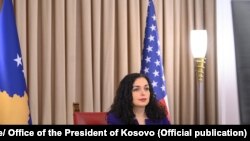 Presidentja e Kosovës Vjosa Osmani derisa flet në Samitin për Demokracinë. 