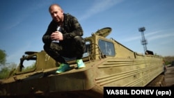 Dinko Valev, proprietarul unui depozit pentru camioane și autobuze, pozează pe unul dintre vehicule sale militare vechi în orașul Yambol, la aproximativ 240 de kilometri de Sofia.