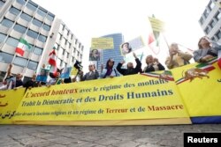 Susținători ai Consiliului Național al Rezistenței Iranului (CNRI) participă la un protest la Bruxelles, Belgia, la 6 iulie 2022.