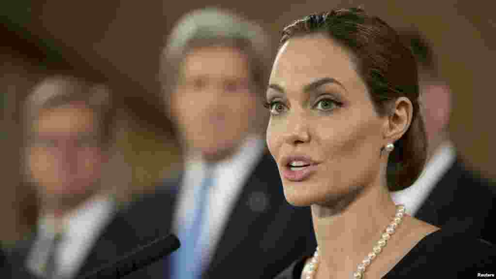 İnkişaf etmiş &ouml;lkələrin B&ouml;y&uuml;k Səkkizliyi-ndə iştirak edən Hollywood ulduzu Angelina Jolie Suriyada qadınların zorlanmasına son qoymalı olan razılaşmanın imzalama mərasimində