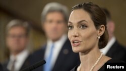 Angelina Jolie na press konferenciji G8 u Londonu 