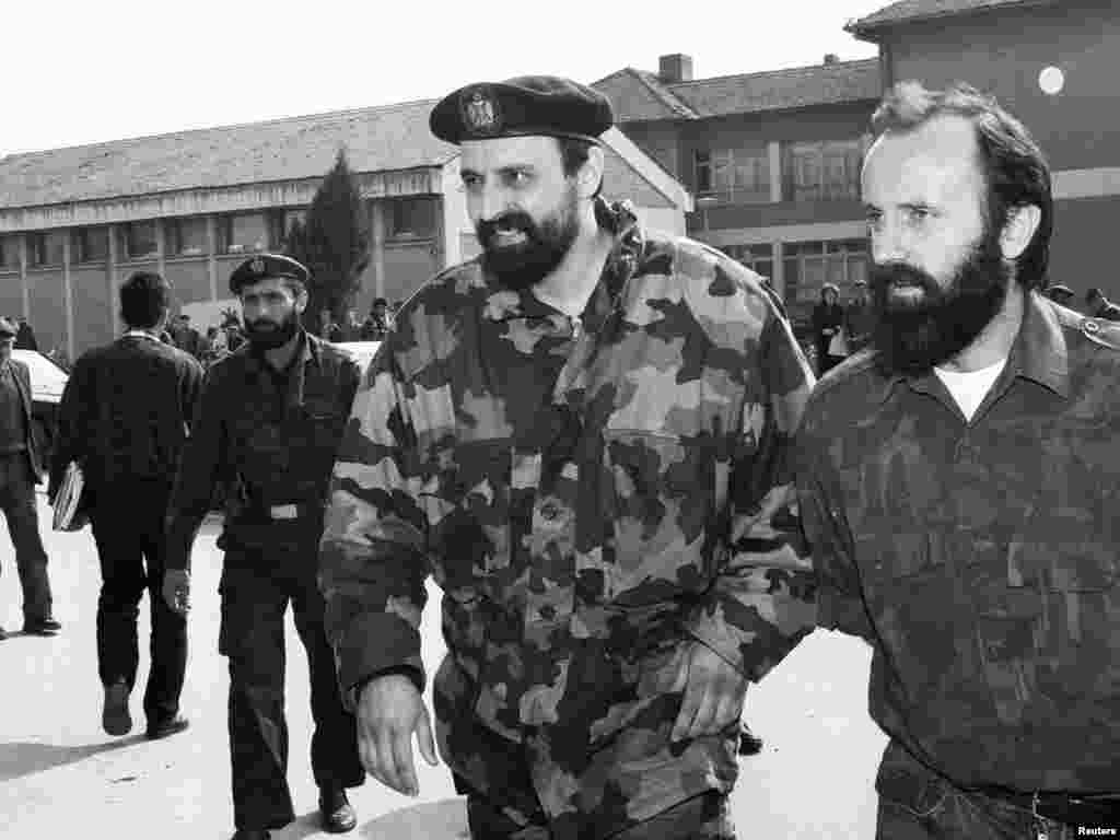 Goran Hadžić stiže u Okučane na sednicu parlamenta tkz. Republike Srpske Krajine, april 1993.