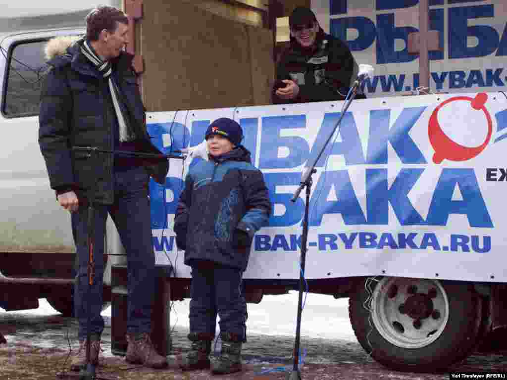 8-летний Коля Лазутенков сказал, что он любит рыбалку, но только бесплатную.