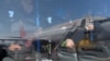 Пассажиры в салоне аэродромного автобуса, проезжающего рядом с самолетом авиакомпании «Россия». Иллюстративное фото.
