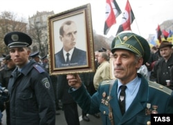 Ветеран УПА с портретом Степана Бандеры на марше в Киеве, 2005 год