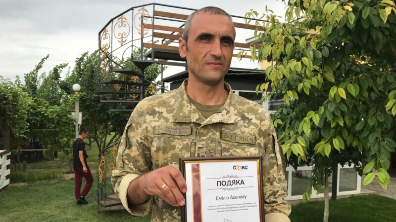 Под Геническом состоялось награждение крымскотатарского защитника Украины Эмиля Асанова