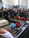 <p>На церемонію прощання до крематорію Байкового кладовища прийшли сотні людей