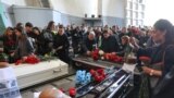 <p>На церемонію прощання до крематорію Байкового кладовища прийшли сотні людей