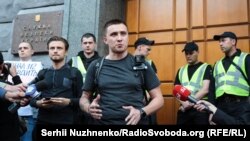 Сергій Стерненко під час акції «Вимкни Медведчука» під будівлею СБУ, на якій вимагали заарештувати голову політради партії «Опозиційна платформа – За життя» Віктора Медведчука «за державну зраду». Київ, липень 2019 року