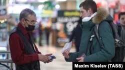 Сәүдә үзәгендә QR-код тикшерү