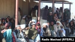 Вазиристаннан келген босқындар тамақ және ақша алу үшін кезекте тұр. Қыркүйек, 2021 жыл. 