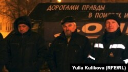 Члены Объединения перевозчиков России встречали Владимирова у спецприемника в Петербурге в 4 утра
