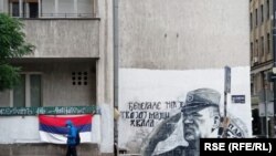 Në qendër të Beogradit, një mural i ish-komandantit të ushtrisë serbe në Bosnje, Ratko Mlladiq, është vizatuar në fasadën e një ndërtese, çfarë nxjerr në pah faktin se për shumë serbë ai mbetet hero.