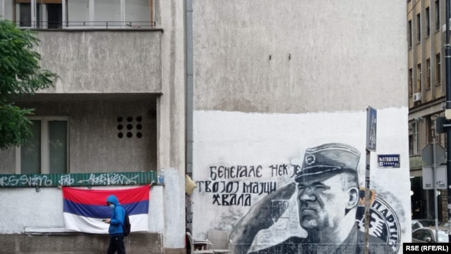 Në qendër të Beogradit, një mural i ish-komandantit të ushtrisë serbe në Bosnje, Ratko Mlladiq, është vizatuar në fasadën e një ndërtese, çfarë nxjerr në pah faktin se për shumë serbë ai mbetet hero.