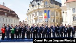 Liderii UE se pregătesc pentru poza de familie de la finalul Summitului informal al șefilor de stat sau de guvern din UE, de la Sibiu