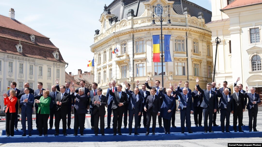 Liderii UE se pregătesc pentru poza de familie de la finalul Summitului informal al șefilor de stat sau de guvern din UE, de la Sibiu