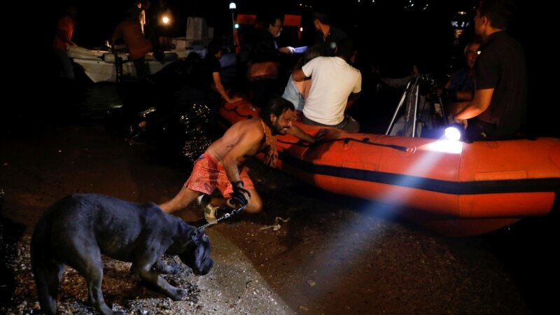 По пожарите, поплави во неколку делови од Атина