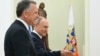 Президент России Владимир Путин (в центре) приветствует специального представителя президента США Дональда Трампа Стива Виткоффа на переговорах в Кремле в Москве, Россия, 25 апреля 2025 года