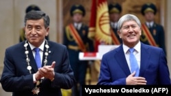 Сооронбай Жээнбеков и Алмазбек Атамбаев на церемонии инаугурации. 24 ноября 2017 года.