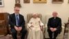 A 95 éves nyugalmazott XVI. Benedek pápa a Vatikánban 2022. december 1-jén