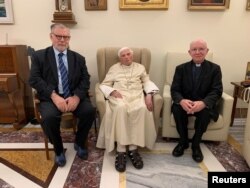 Fostul papă Benedict al XVI-lea îi primește pe câștigătorii „Premio Ratzinger” la Vatican, 1 decembrie 2022.