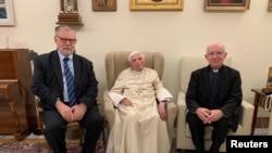  Това е една от последните фотоси на папа Бенедикт от 1 декември 2022 година, когато тои получава почетна премия. 