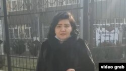 Bloger Fatima Jo‘rayeva sudlanuvchilarni qo‘llab ochlik e’lon qilgani haqida dastlab Andijon shahar sudi oldida gapirdi