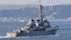 Эсминец ВМС США с управляемыми ракетами USS Ross плывет по проливу Босфор на пути к Черному морю, Стамбул, 26 июня 2021 года