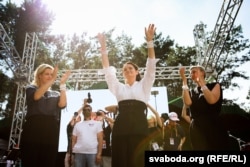 Світлана Тихановська, Вероніка Цепкало (зліва), Марія Колесникова (праворуч) виступають на предвиборчому мітингу перед 20 тисячами білорусів. Брест, 2 серпня