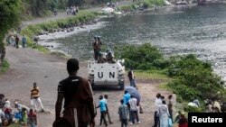 Militari din misiunea ONU de menținere a păcii în pe malul lacului Kivu, Congo, 30 noiembrie 2017