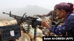 Йеменде хусит көтерілісшілерінің шебіне оқ жаудырып тұрған үкіметті қолдайтын жасақтар. 1 шілде 2018 жыл. 