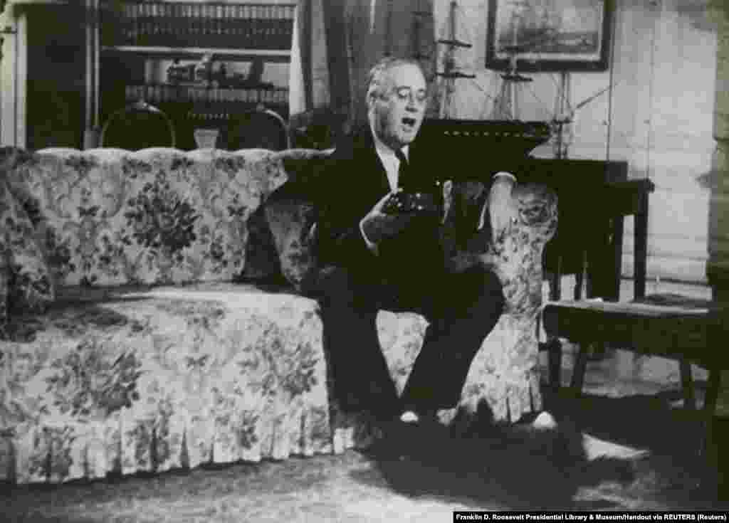 1943 год. Франклин Рузвельт, 32-й президент Соединенных Штатов, вместе со своей собакой Фалом (порода: шотландский терьер) в кабинете Белого дома