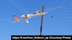 Російський БПЛА «Молнія», що застряг у антидроновій сітці. Запорізька область, січень 2026 року. Фото з офіційної сторінки голови Запорізької ОВА Івана Федорова