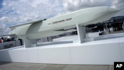 O rachetă britanică la expoziția de tehnică militară de la Paris, din iunie 2023