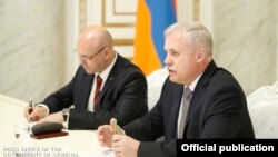Armenia -- Stanislav Zas (R), secretary of Belarus's Security Council, meets with Armenian Prime Minister Nikol Pashinian in Yerevan, May 28, 2019.