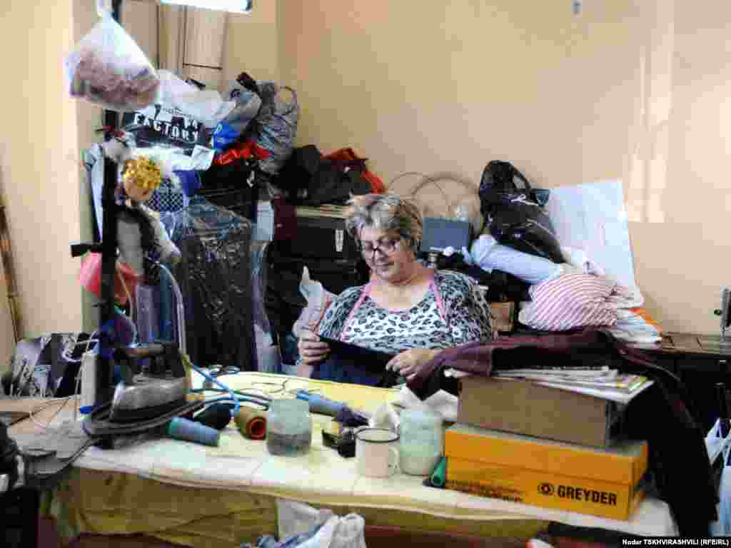 მესაათეები, მკერავები, მეწაღეები, გასაღების ხელოსნები - ისინი თბილისის ყველა უბანში არიან და ყველამ იცის მათი პატარა, უმეტესად, სარდაფებსა და ჩიხებში ”დამალული” ოთახების მისამართები...