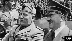  Benito Musolini me Adolf Hitlerin 