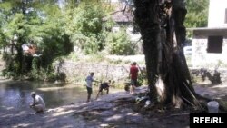 Učesnici omladinskog kampa organizovali su i akciju čišćenja rijeke Bregave, Foto: Tina Jelin