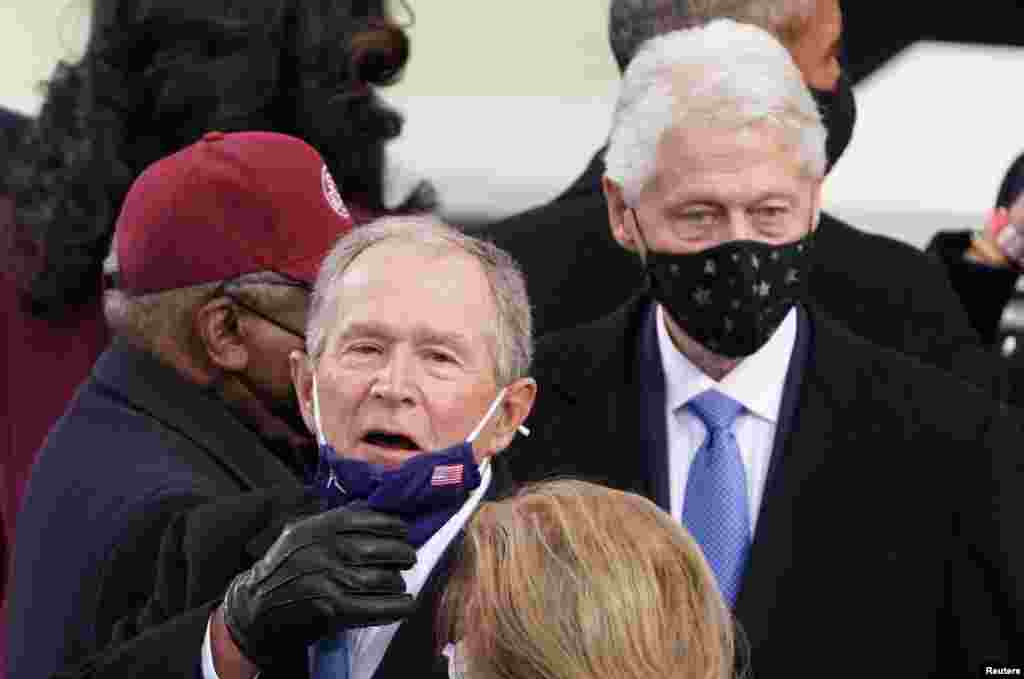 جورج واکر بوش و بیل کلنتون روسای جمهور سابق امریکا در مراسم تحلیف جو بایدن چهل و ششمین رئیس جمهور ایالات متحده امریکا اشتراک کرده اند.
