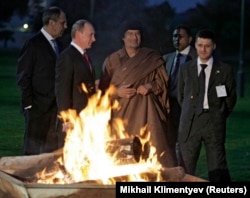 Муамар Каддафі приймає Володимира Путіна біля вогнища поруч з бедуїнським наметом у своїй резиденції в Тріполі. 16 квітня 2008 року