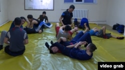 Кыргызстандын спорт клубдарындагы машыгуулардан бир көрүнүш. 