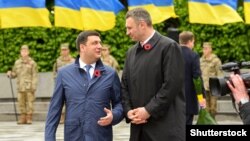 Прем'єр-міністр України Володимир Гройсман і мер Києва та голова КМДА Віталій Кличко (ліворуч). Київ, 9 травня 2018 року