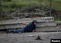 Сапер дистанційно підриває залишки мінометних снарядів, Семенівка, 9 липня 2014 року