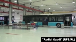 Корхонаи AKIA-AVESTO таҷрибаи истеҳсоли автобусҳои мусофирбарро ба роҳ мондааст